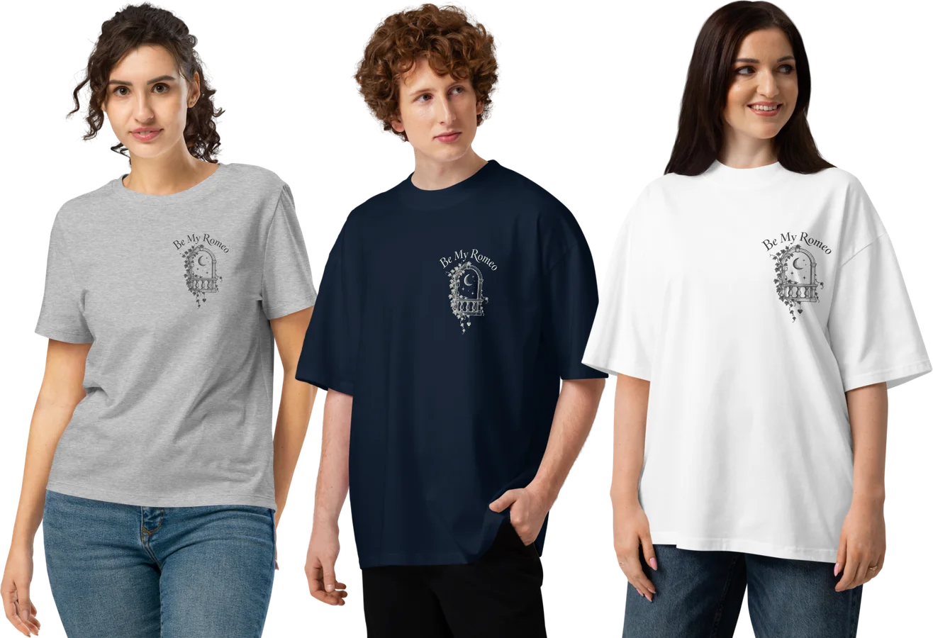 Trois t-shirts Be My Romeo portés : gris coupe serrée, bleu marine et blanc coupe large